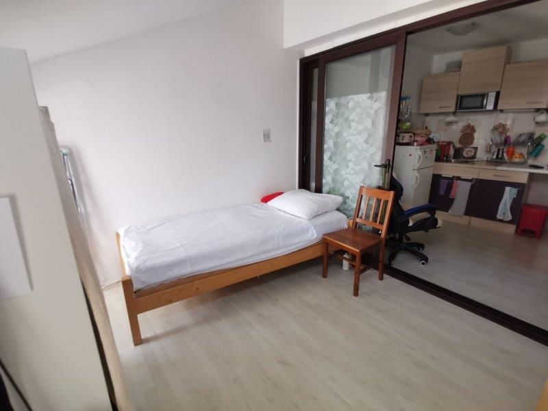 Camera da letto con letto e poltrona nella città vecchia di Rovinj