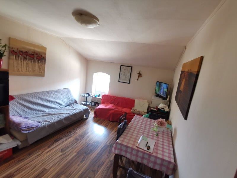 Soggiorno con divano e parquet a Rovinj