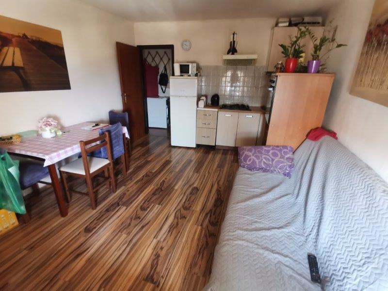 Cucina con tavolo da pranzo in appartamento in città a Rovinj