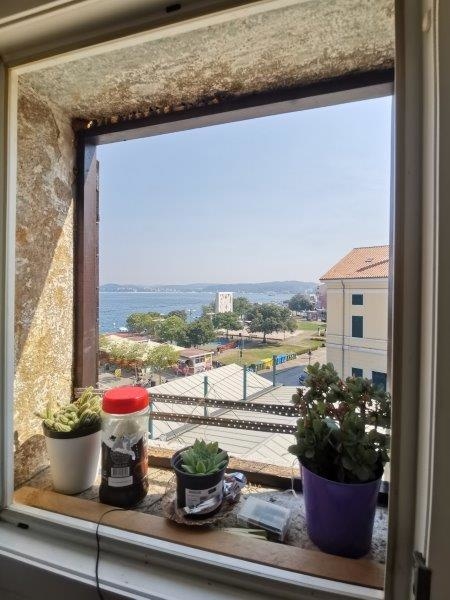 Vista mare dalla finestra in appartamento in città a Rovinj
