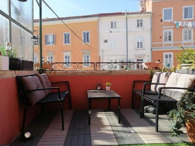 Terrazza con parete rossa e vista mare a Rovinj