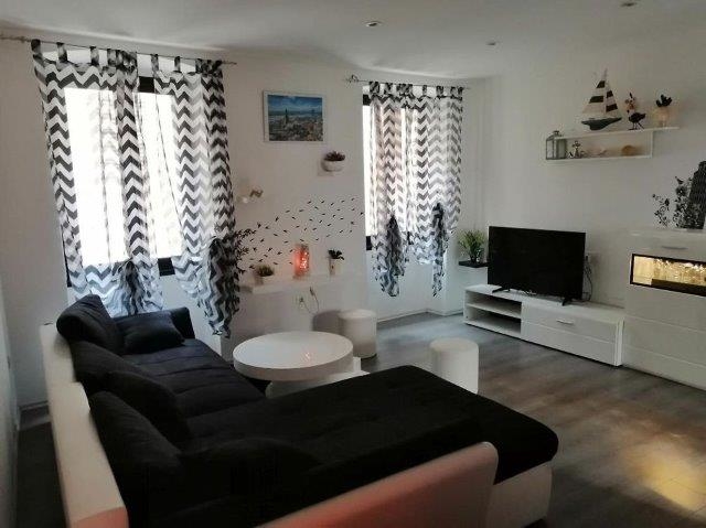 Camera da letto con tende a righe e TV a Rovinj