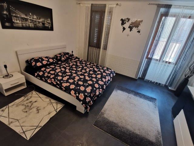 Camera da letto con letto matrimoniale in appartamento del centro storico di Rovinj