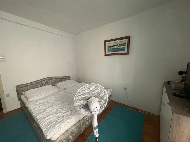 Camera da letto con letto matrimoniale e tappeto turchese