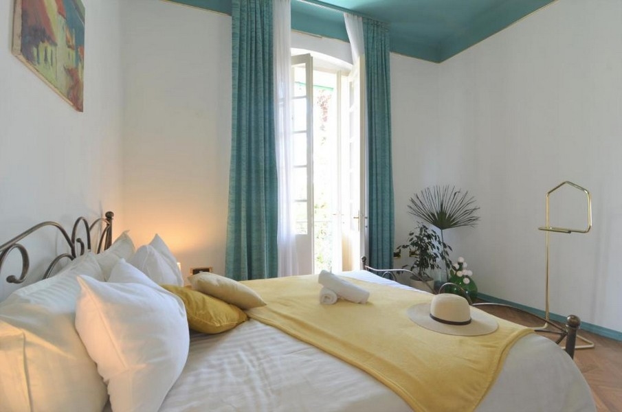Camera da letto con letto matrimoniale e finestra