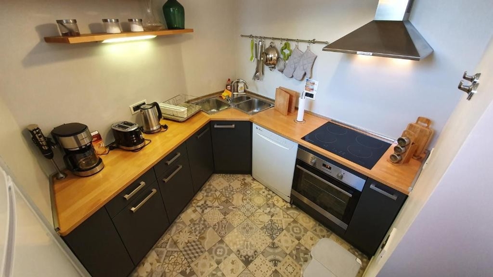Cucina ad angolo con elettrodomestici