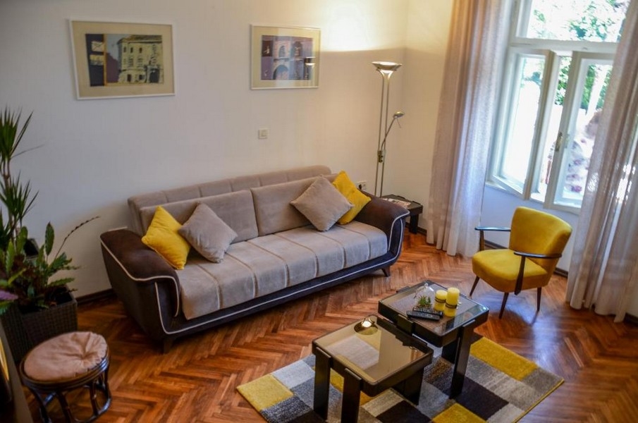 Soggiorno con divano e poltrone