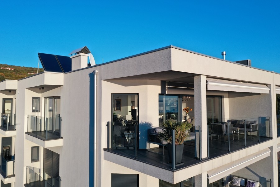 Appartamento a Kostrena con terrazza coperta e parapetto in vetro
