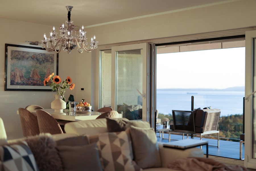 Zona pranzo con girasoli e vista sulla terrazza e sul mare