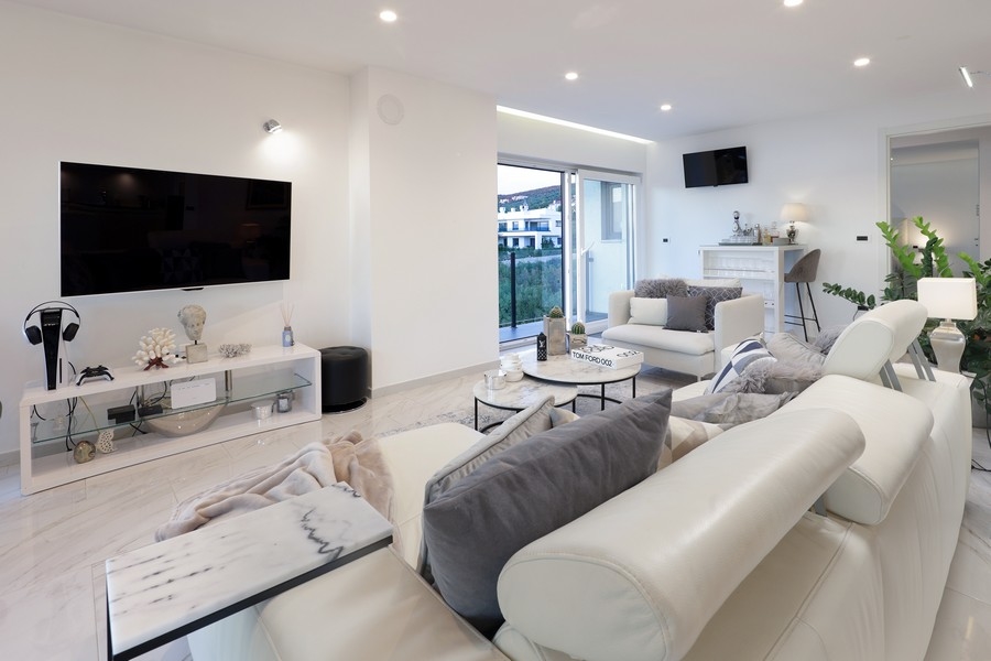 Soggiorno con parete TV e accesso alla loggia