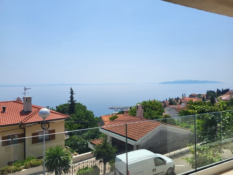 Vista dal balcone sui tetti di tegole fino all'ampia baia
