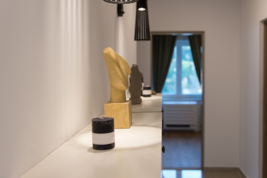 Credenza con scultura nel corridoio davanti alla stanza luminosa