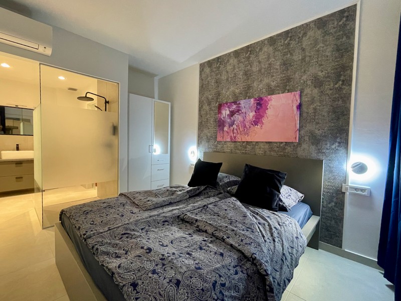 Camera da letto moderna con bagno privato