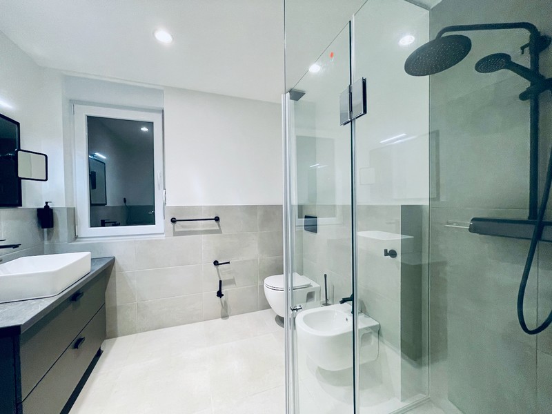 Bagno moderno con doccia