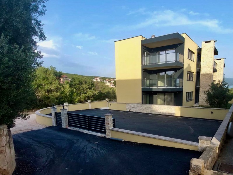 Edificio residenziale con posti auto e vista mare