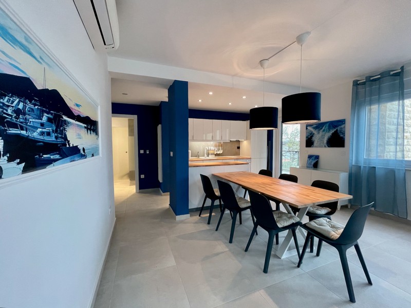 Zona pranzo con cucina moderna