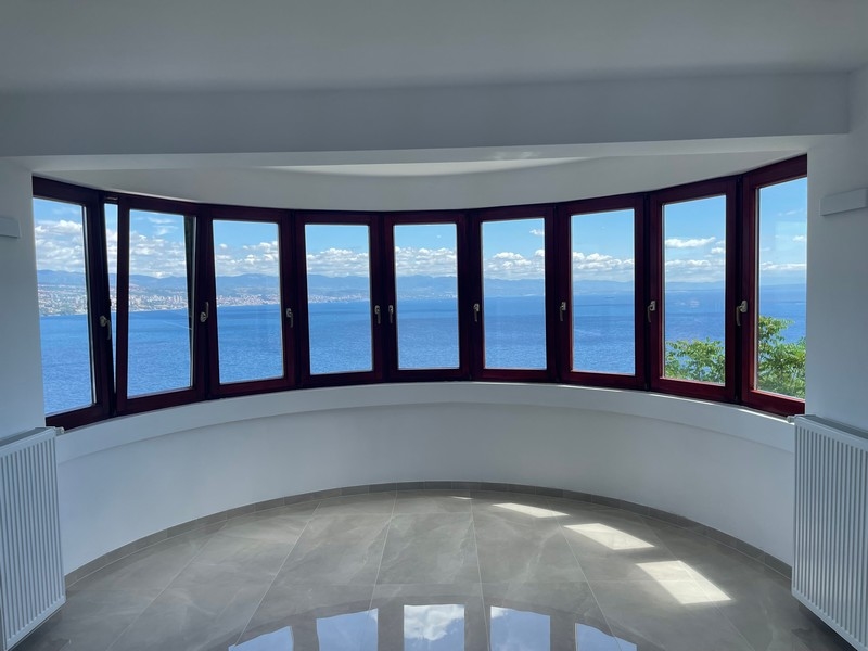 Bovindo rotondo con vetrata e vista panoramica sul mare