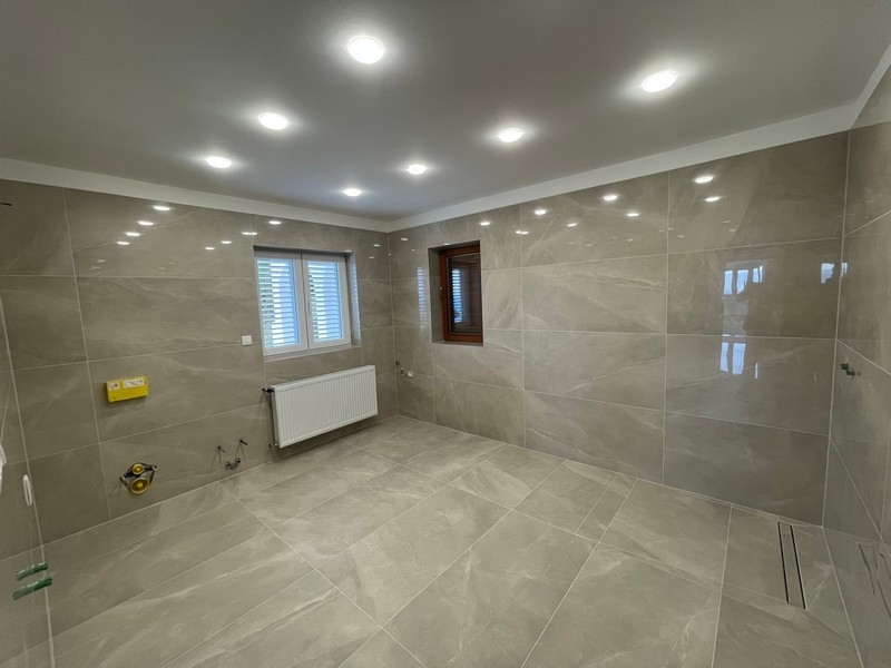 Bagno moderno e spazioso.