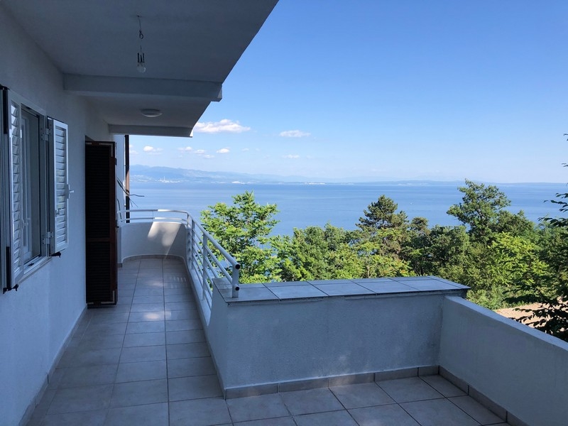 Terrazza con bella vista mare a Opatija, Croazia.