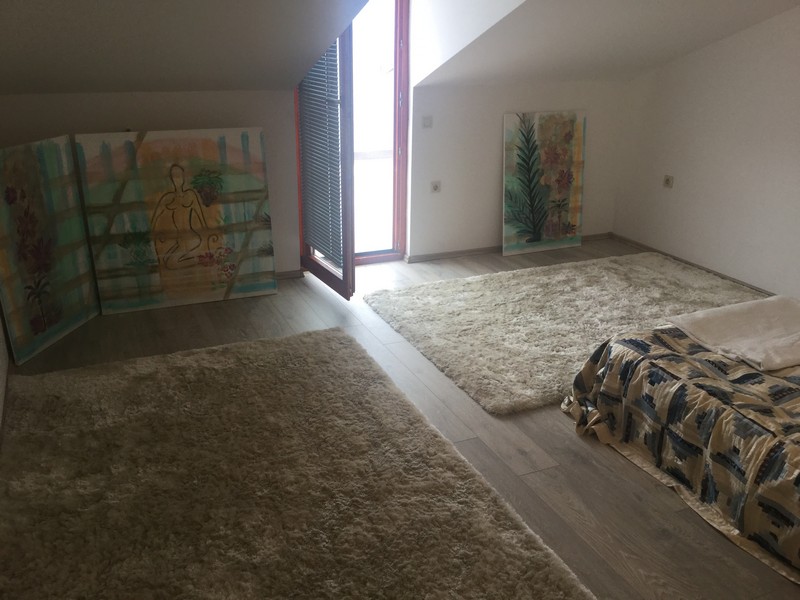 Vista in una delle camere da letto nel sottotetto.