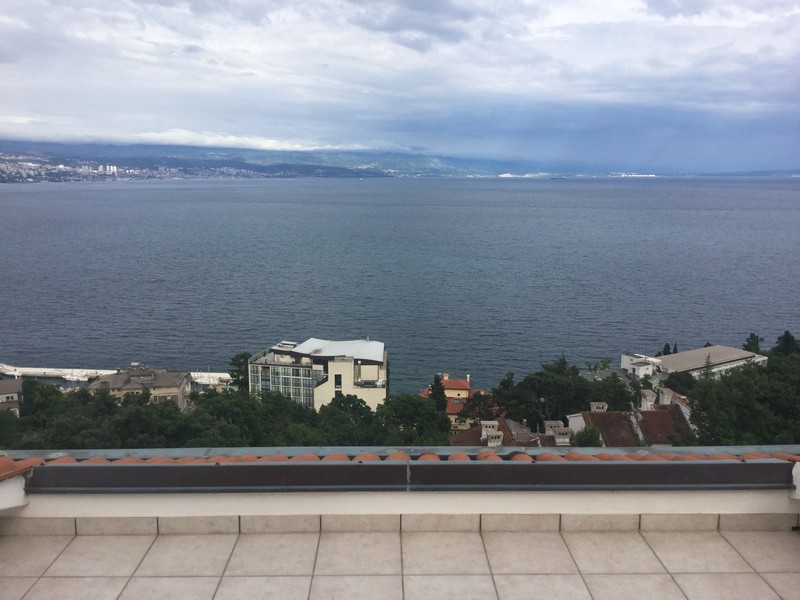 Vista dalla terrazza sulla baia con cielo coperto