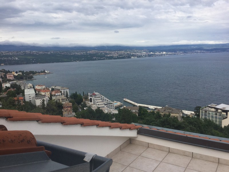 Vista mare dalla terrazza nel sottotetto dell'immobile A2770, Opatija, Croazia.