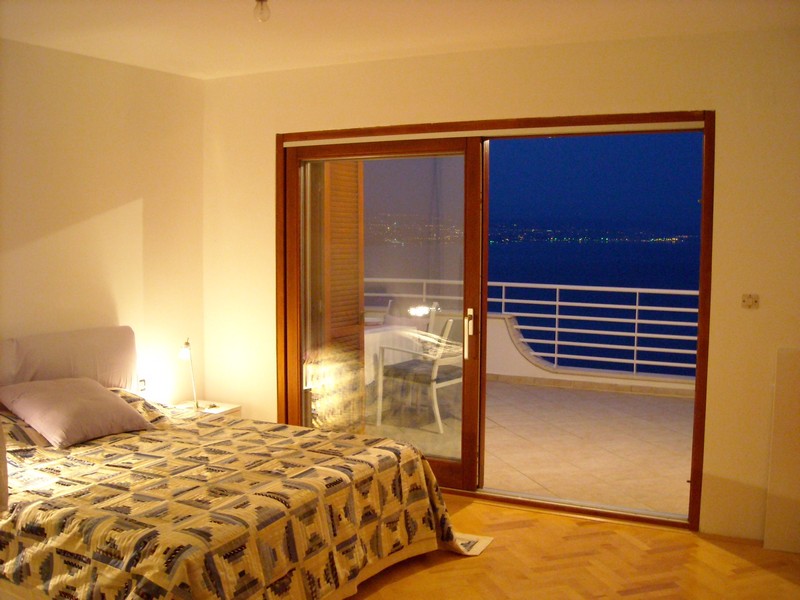 Camera da letto con accesso alla grande terrazza con vista sulla città e sul mare.