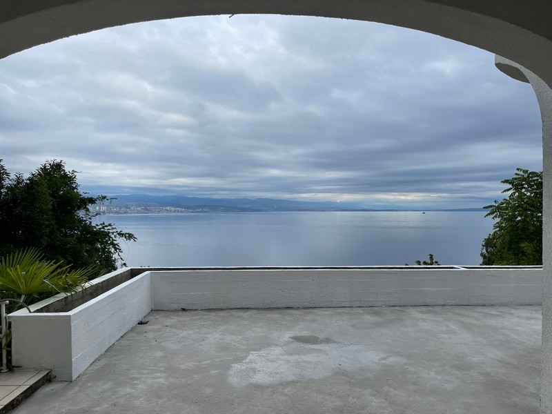 Appartamento con grande terrazza e vista mare a Opatija, Croazia.