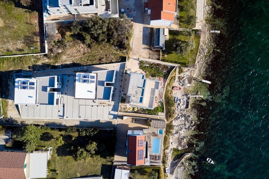 Veduta aerea delle nuove costruzioni con costa rocciosa e piattaforma per il bagno