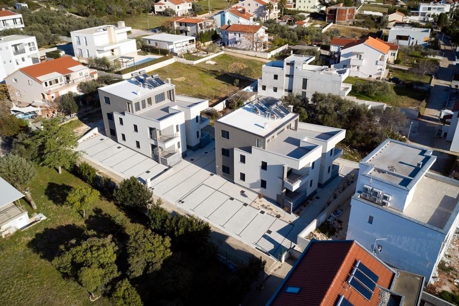 Vista dall'alto sul complesso residenziale con ampio piazzale