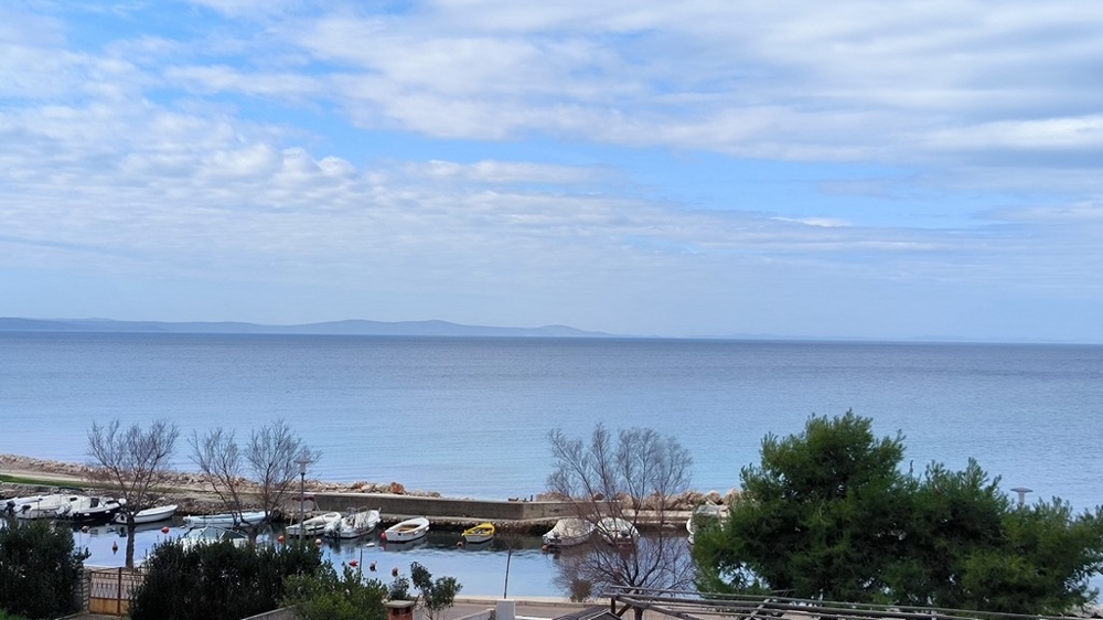 Vista sulle barche nel porto fino al mare aperto