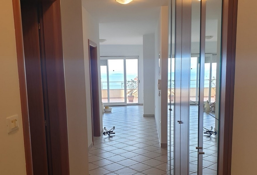 Vista dall'ingresso sul soggiorno dell'immobile.