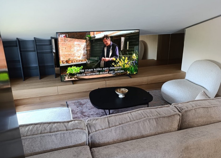 Divano e TV.