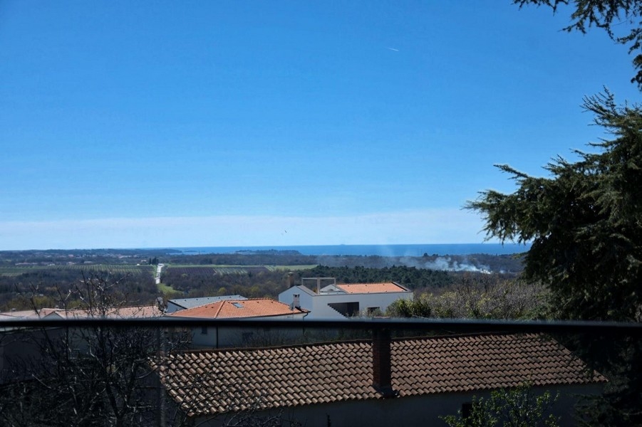 Vista dal balcone sui campi e sui tetti fino all'orizzonte