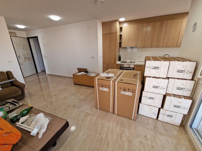 Zona giorno moderna a pianta aperta con cucina.