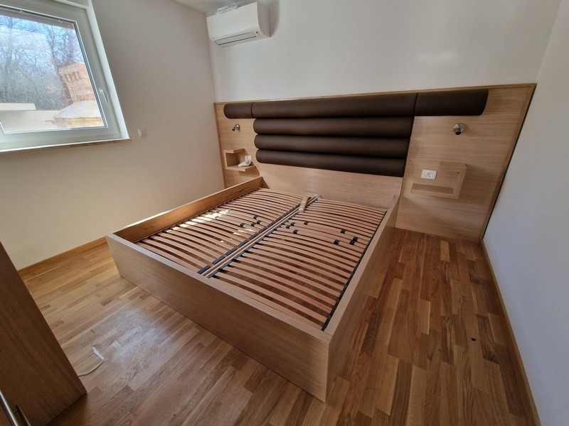 La camera da letto con letto matrimoniale.