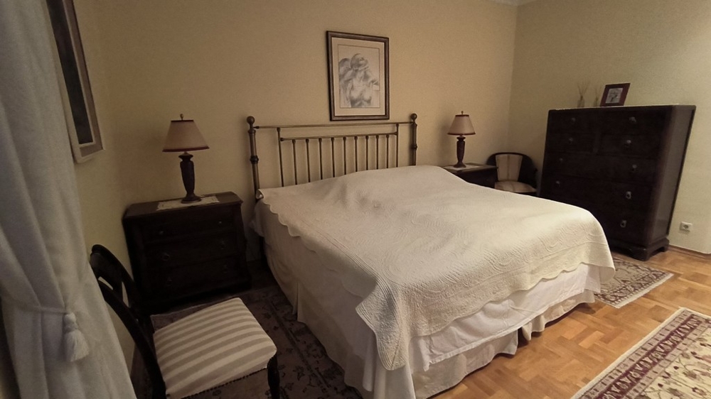 La camera da letto più grande con letto matrimoniale.