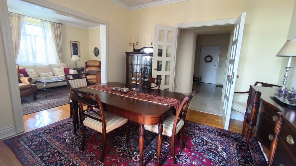 Zona giorno e pranzo in stile tradizionale con mobili di pregio in stile palazzo signorile.