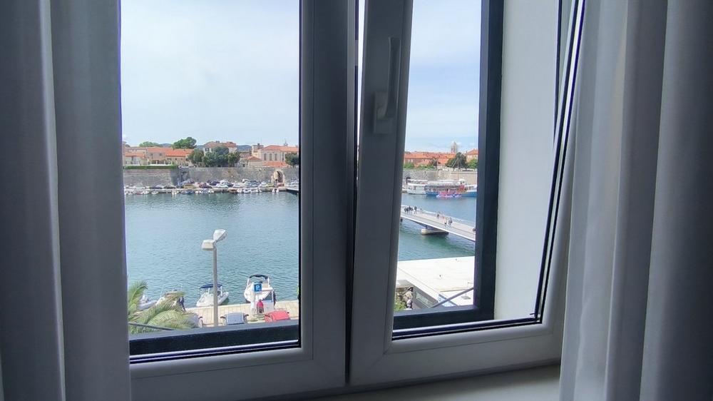 Vista mare dalla finestra dell'appartamento A2860 nel centro di Zadar, Croazia.