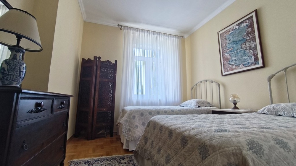 Camera da letto con due letti singoli più piccoli.
