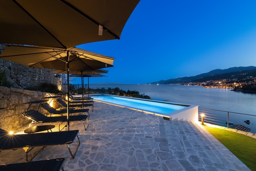 Appartamento di pregio con giardino, piscina e direttamente sul mare