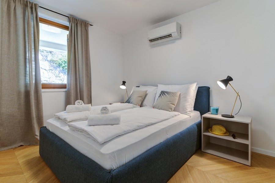 Camera da letto luminosa con finestra