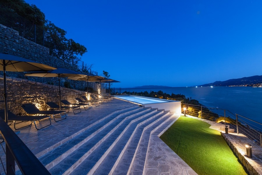 Appartamento con zona relax e piscina sul mare