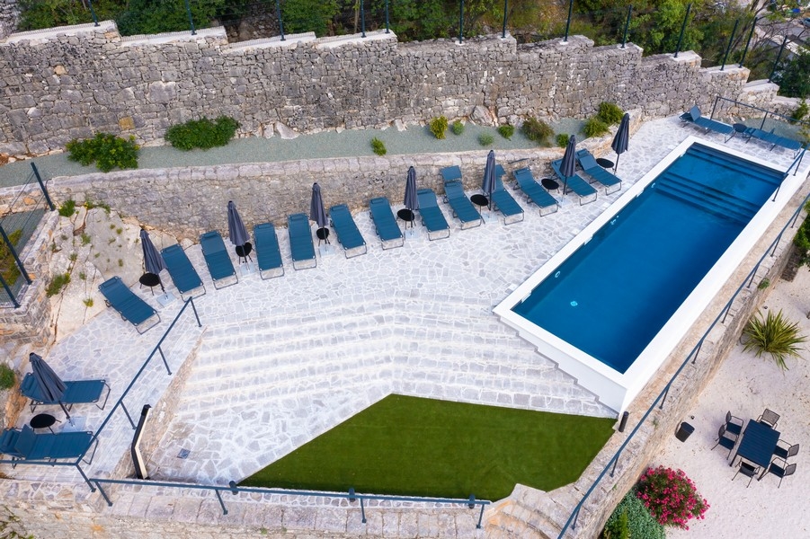 Appartamento con servizio di portineria e piscina sul mare