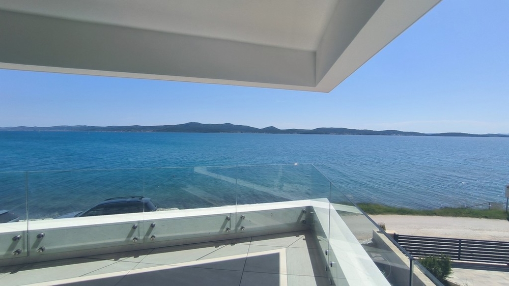 Appartamento direttamente sul mare in edificio nuovo a Sukosan, Croazia, in vendita.