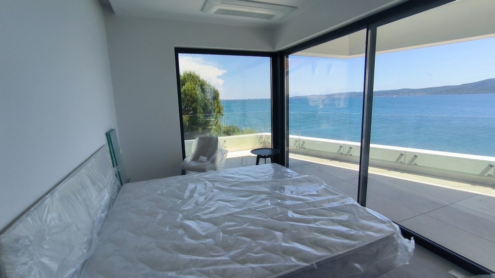 Vista sul mare dalla camera da letto con un nuovo letto matrimoniale.