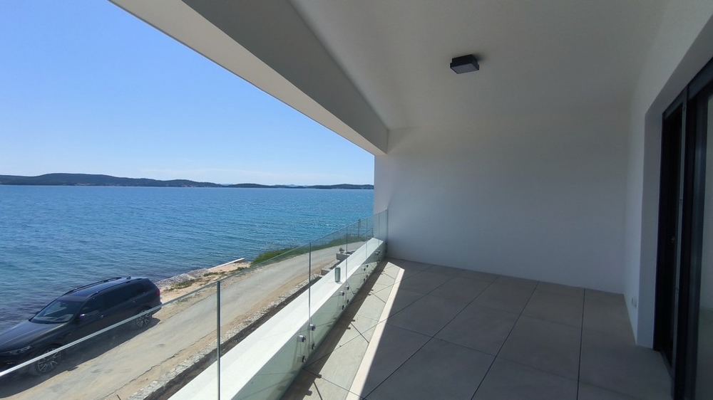 Terrazza con splendida vista sul mare dall'immobile A2898, in vendita in Croazia.