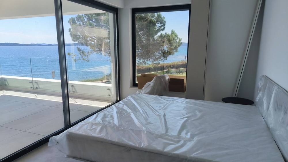 Camera da letto con terrazza e vista sul mare.