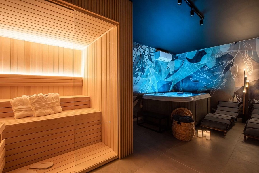 Area wellness con sauna e idromassaggio.