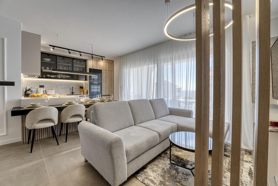 Zona giorno di lusso e vista sulla cucina moderna.